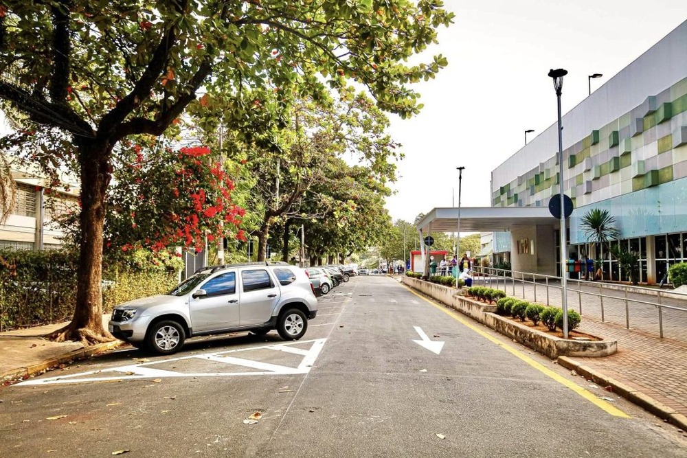 Estacionamento em frente ao Hospital Municipal é ampliado, conforme proposta de Douglas