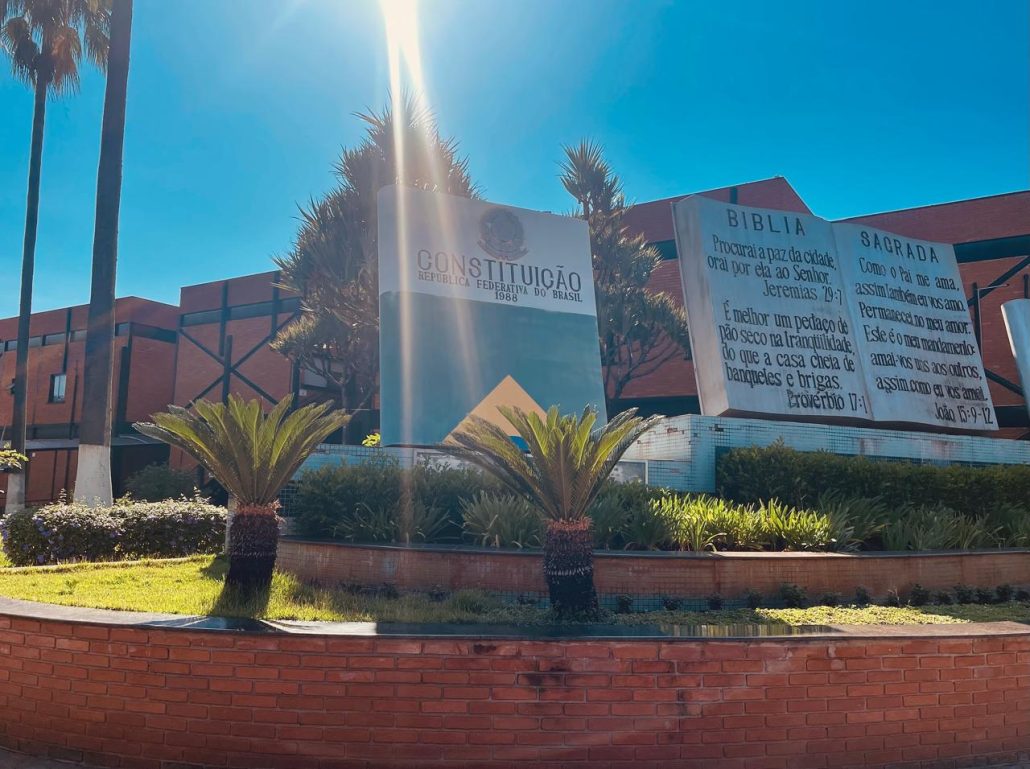 Distribuir exemplar da Constituição Federal em escolas é proposta de Douglas